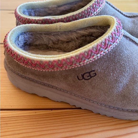 GENTLY USED - UGG Kids Tasman II Slippers - Brown Size 3 - Picture 3 of 8
